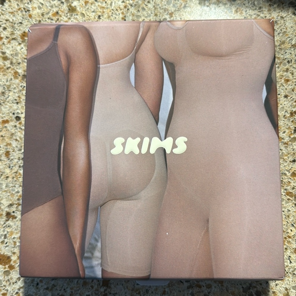 Brand new, skims sculpting bodysuit. 4x/5x